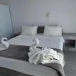 Pleasure Blackbeach Santorini ペリッサ